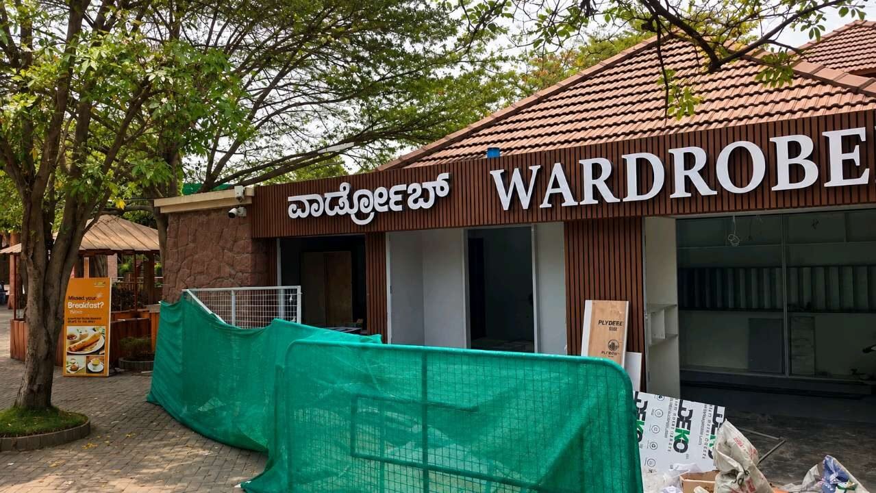 Bilingual store signboard installed above a retail wardrobe outlet
